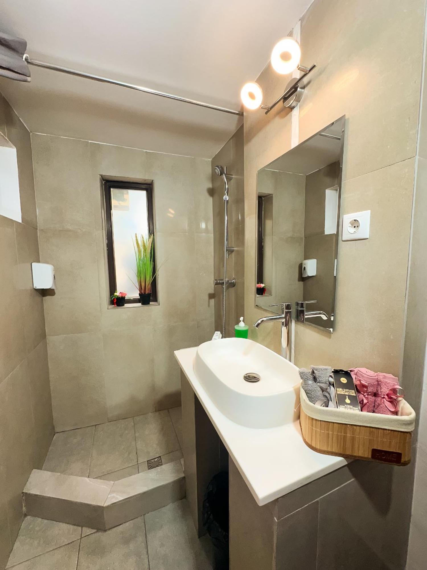 Venus Central Lux Studio Craiova Luaran gambar